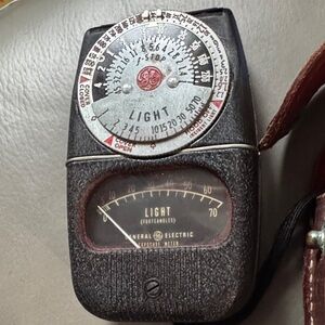 Vintage General Electric (GE) Type DW-68 light exposure meter for photography.